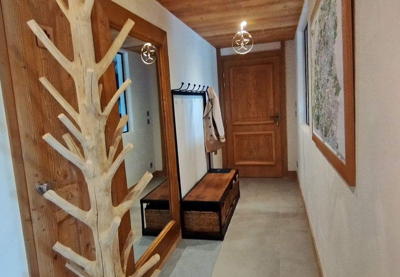 Appartement à Les Carroz d'Arâches - 5 Pièces 8pers au coeur du village, LES CHALETS D'ELINE Parking souterrain,  2 balcons-ELI645