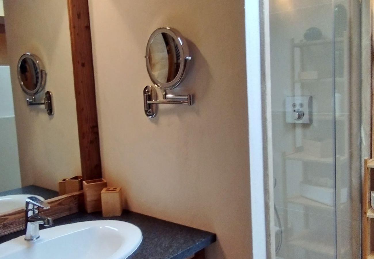 Appartement à Les Carroz d'Arâches - 5 Pièces 8pers au coeur du village, LES CHALETS D'ELINE Parking souterrain,  2 balcons-ELI645