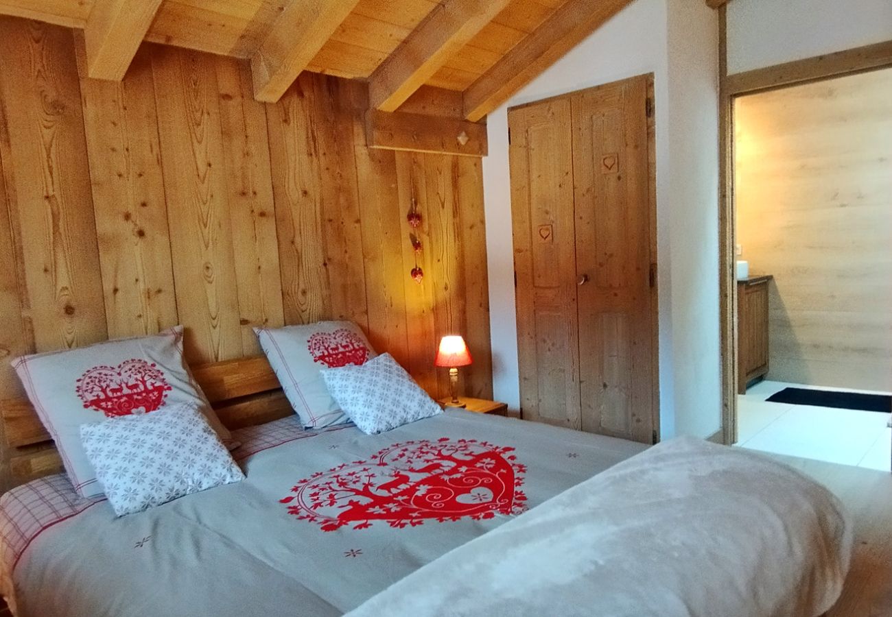 Appartement à Les Carroz d'Arâches - 5 Pièces 8pers au coeur du village, LES CHALETS D'ELINE Parking souterrain,  2 balcons-ELI645